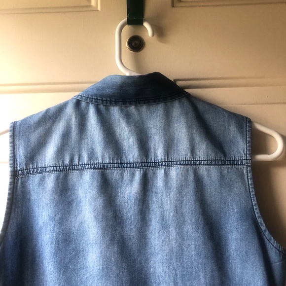 Denim Women's Sleeveless V Neck Button Down Blouse. Size M - Picture 8 of 12